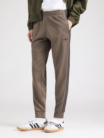 Tapered Pantaloni 'SST' de la ADIDAS ORIGINALS pe maro: față