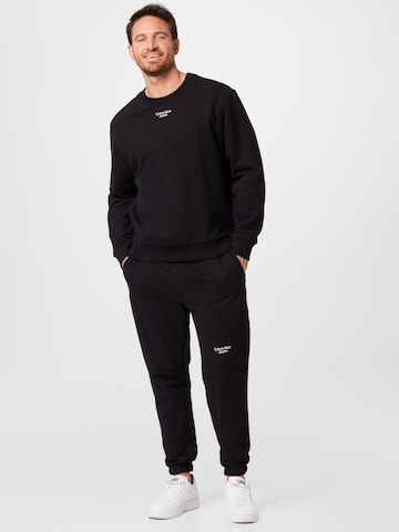 Calvin Klein Jeans Zúžený Kalhoty – černá