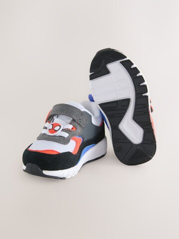 Next Σνίκερ σε κόκκινο