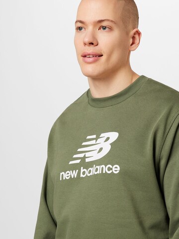 new balance كنزة رياضية 'Essentials' بلون أخضر