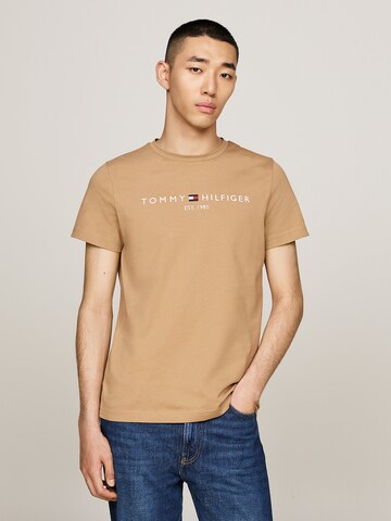 Coupe regular T-Shirt TOMMY HILFIGER en marron : devant