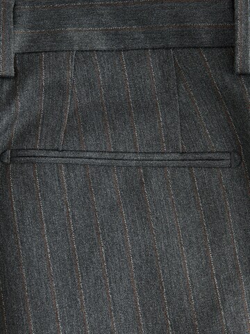 Loosefit Pantaloni con pieghe di Next in grigio