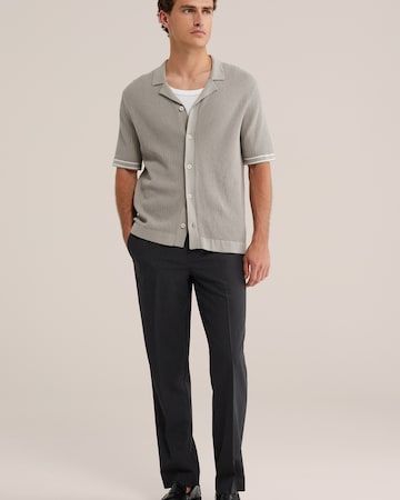 WE Fashion - regular Pantalón de pinzas en negro