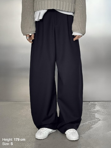 ENRAGE Loosefit Laskoshousut 'PLEATED' värissä sininen: etupuoli