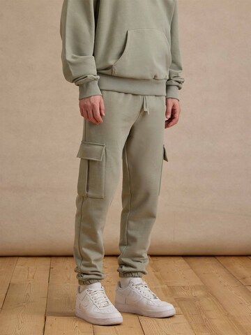 DAN FOX APPAREL Tapered Cargo trousers 'Taylor' in Green: front