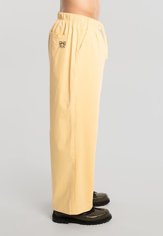 Another Cotton Lab - Loosefit Pantalón en amarillo