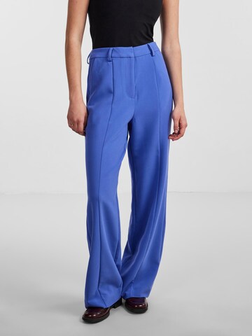 Loosefit Pantalon à plis 'TUCKA' Y.A.S en bleu : devant