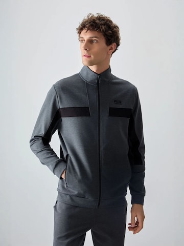 Completo per l'allenamento di Tommy Life in grigio