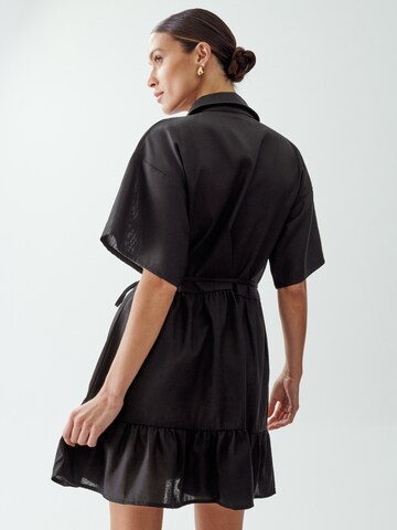 juoda The Fated Suknelė 'SOL SHIRT': galas