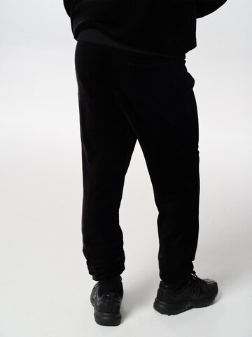 ABOUT YOU x Jaime Lorente Tapered Trousers 'Fernando' in Black