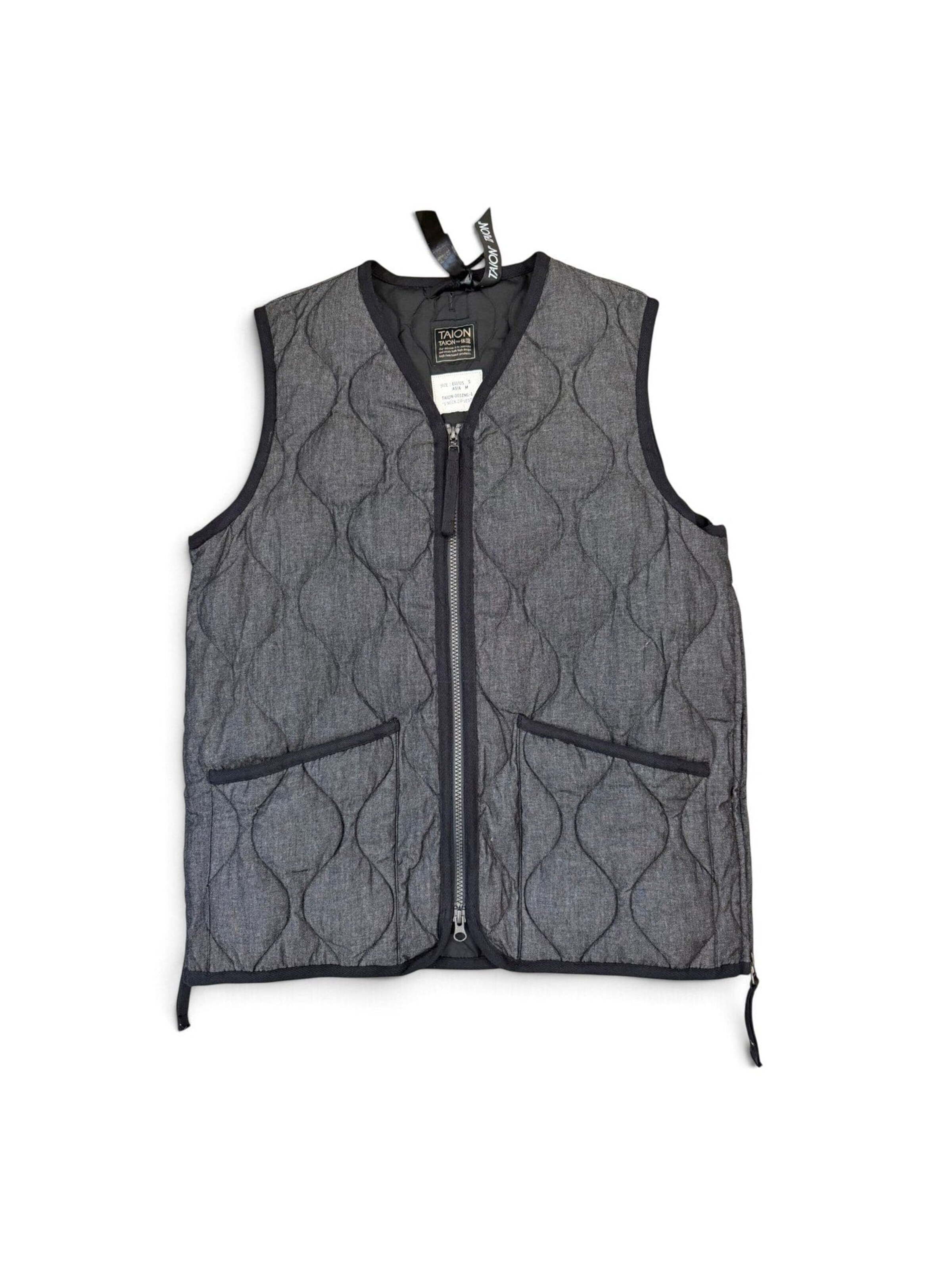 Gilet 'UNISEX MILITARY ZIP V NECK DOWN VEST (Hard Shell) BLACK DENIM' di Taion in grigio: frontale