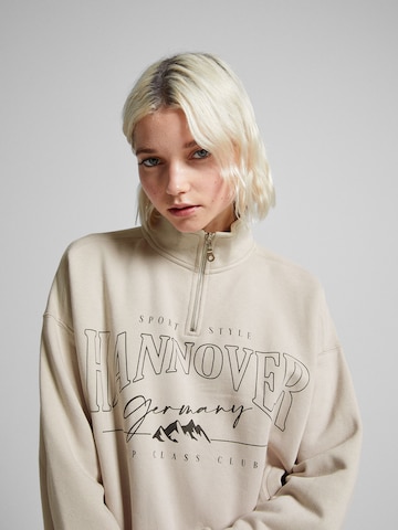 Bershka Sweatshirt in Beige