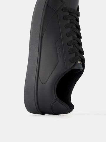 Bershka Sneaker in Schwarz