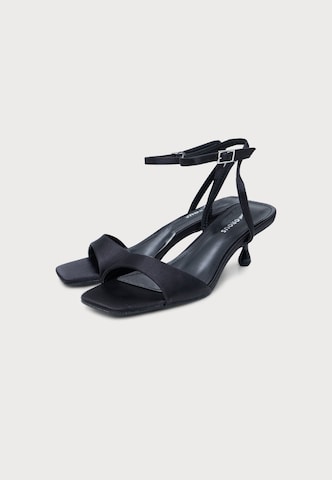 GLAMOROUS - Sandalias en negro: frente
