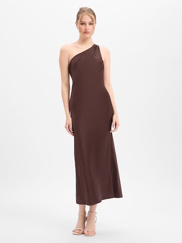 Robe de soirée Marie Lund en marron : devant