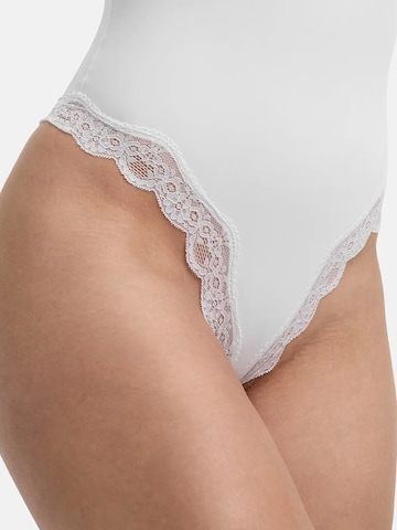 cfab (formerly creamy fabrics) - Body 'Bodysuit String mit Lace' en blanco