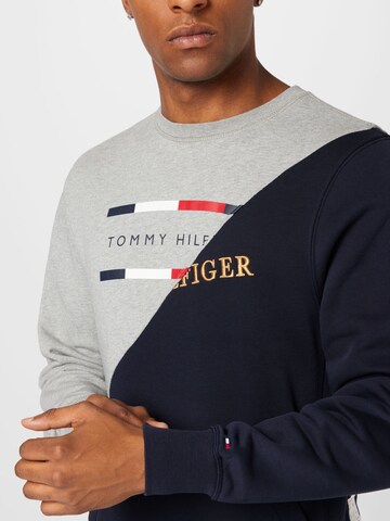 Tommy Jeans Свитшот в Серый