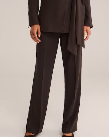 regular Pantaloni con piega frontale di WE Fashion in marrone: frontale