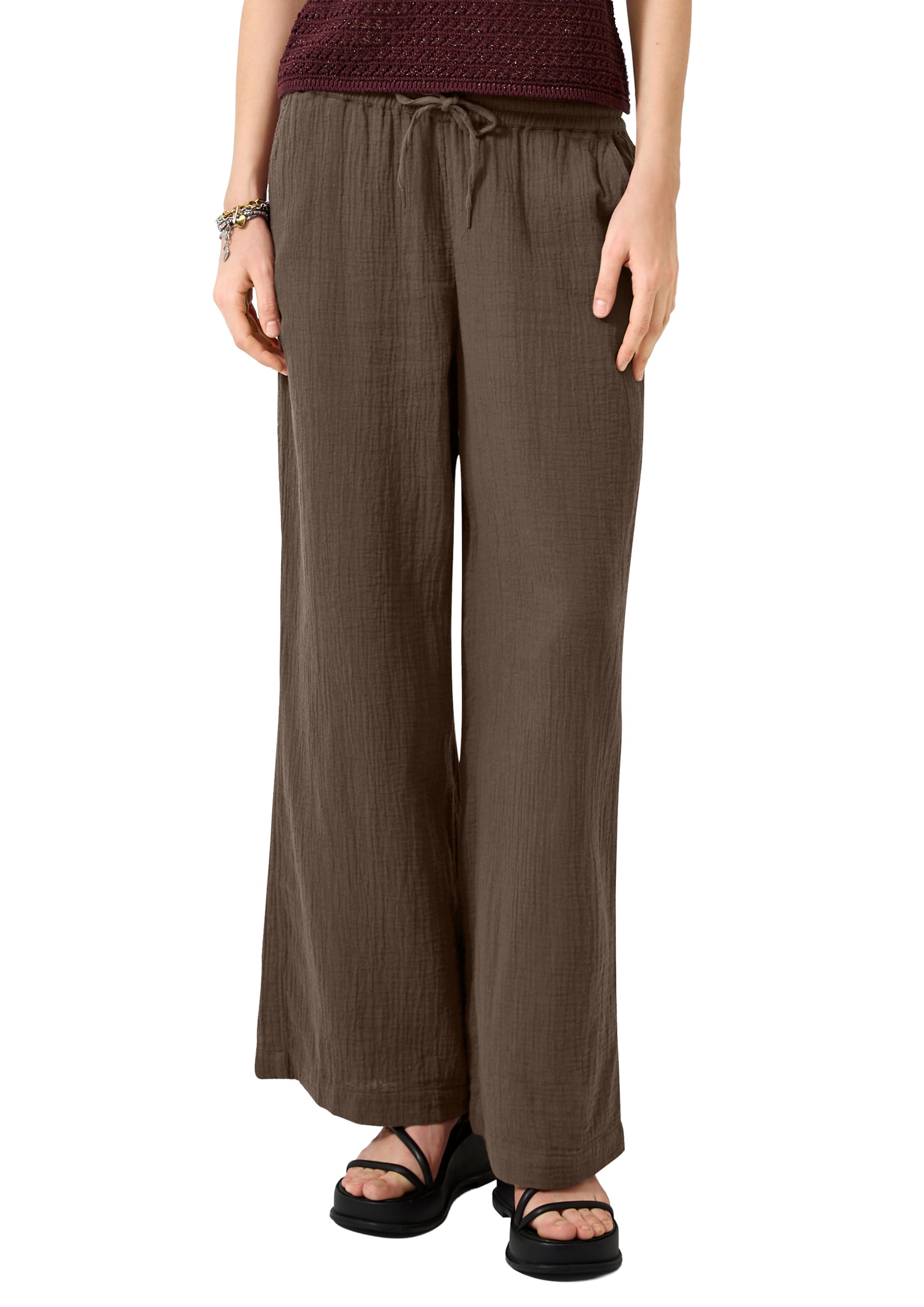 QS Wide leg Broek in Bruin: voorkant