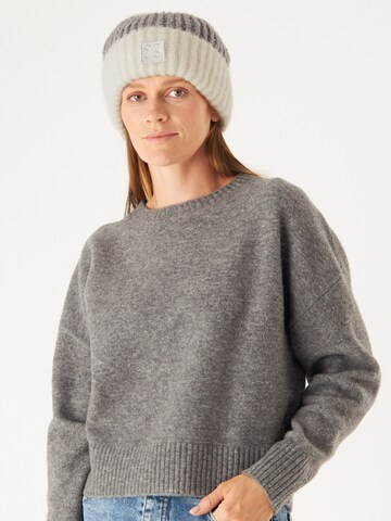 CODELLO Beanie in Grey: front