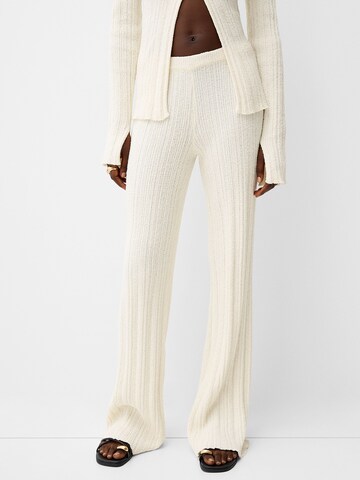 Bershka Flared Trousers in White: front