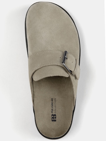 Pull&Bear Clogs in Grau