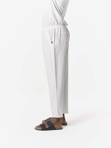KOROSHI - regular Pantalón en blanco