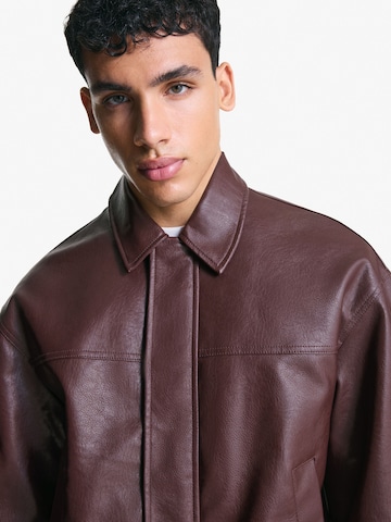 Veste mi-saison Bershka en rouge