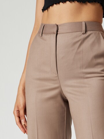 Guido Maria Kretschmer Women - Pierna ancha Pantalón de pinzas 'Connie' en beige