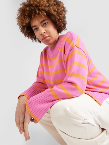 Pull-over 'HELLA' ONLY Carmakoma en rose