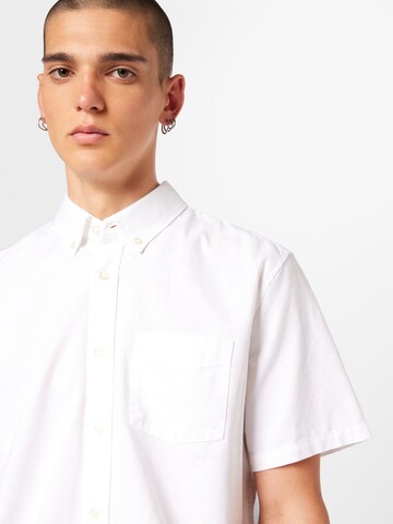 balta GAP Patogus modelis Marškiniai