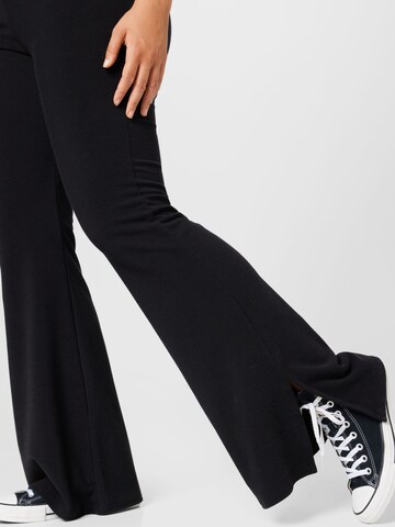 Nasty Gal Plus - Acampanado Pantalón en negro