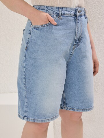 Trendyol Curve regular Τζιν σε μπλε: μπροστά