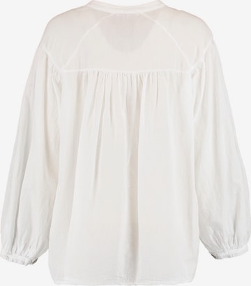 Hailys Blouse in White: front