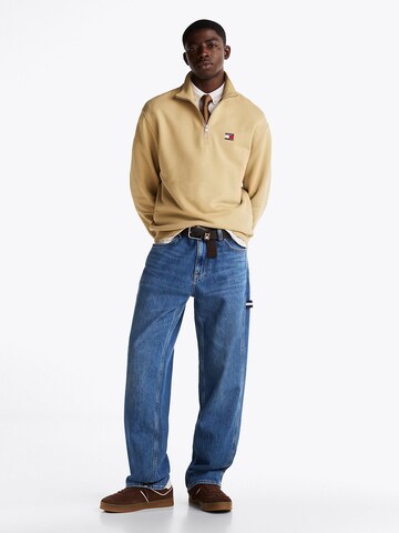 Tommy Jeans Sweatshirt 'Badge' in Braun