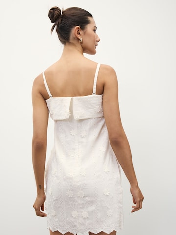 Rochie de la Next pe bej