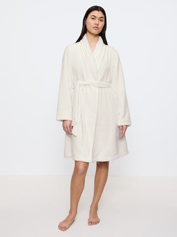 TRIUMPH Bathrobe short ' Fleece Robe ' in White: front