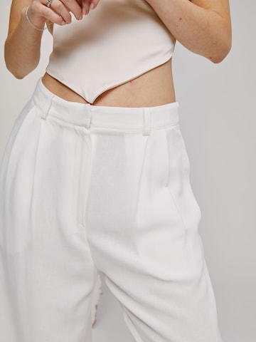 A LOT LESS Wide leg Παντελόνι πλισέ 'Elisa' σε λευκό