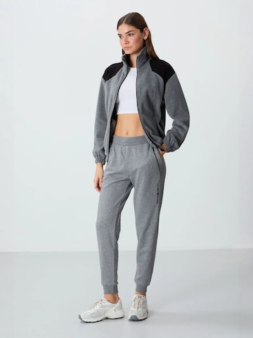 Effilé Pantalon de sport Tommy Life en gris