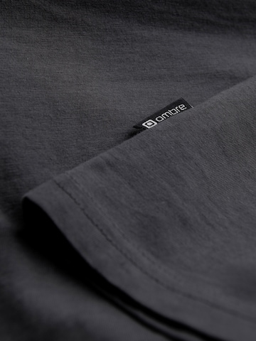 Ombre Bluser & t-shirts i grå