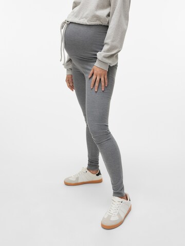 Skinny Leggings di MAMALICIOUS in grigio