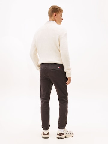 Tommy Jeans Tapered Nadrág 'SCANTON' - szürke