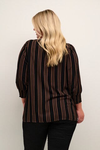 KAFFE CURVE Bluse 'Elina' i sort