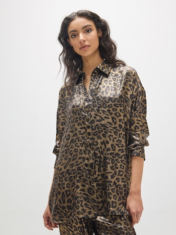 Lola Casademunt - Blusa en marrón: frente