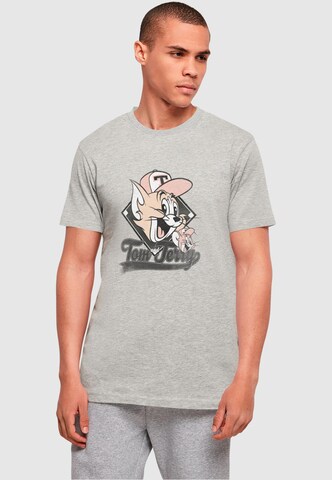 ABSOLUTE CULT Shirt 'Tom and Jerry - Baseball Caps' in Grijs: voorkant