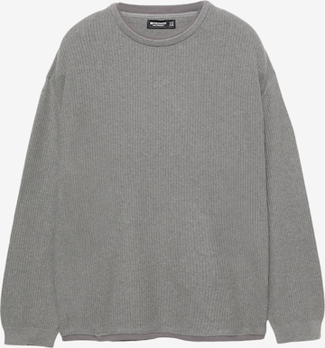 Pulover de la Pull&Bear pe gri: față