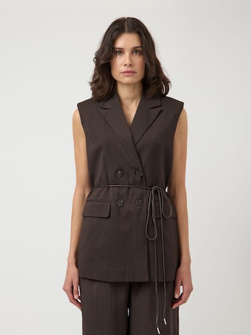 Gilet de costume 'YASShimma' YAS en marron : devant