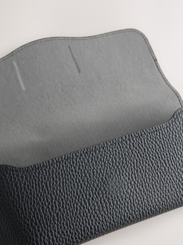 melns Next Karšu maks