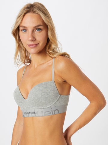 Calvin Klein Underwear Push-up Podprsenka – šedá: přední strana