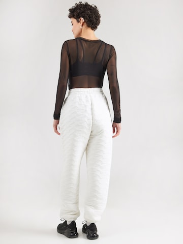 Tapered Pantaloni 'Phoenix Fleece' de la Nike Sportswear pe alb